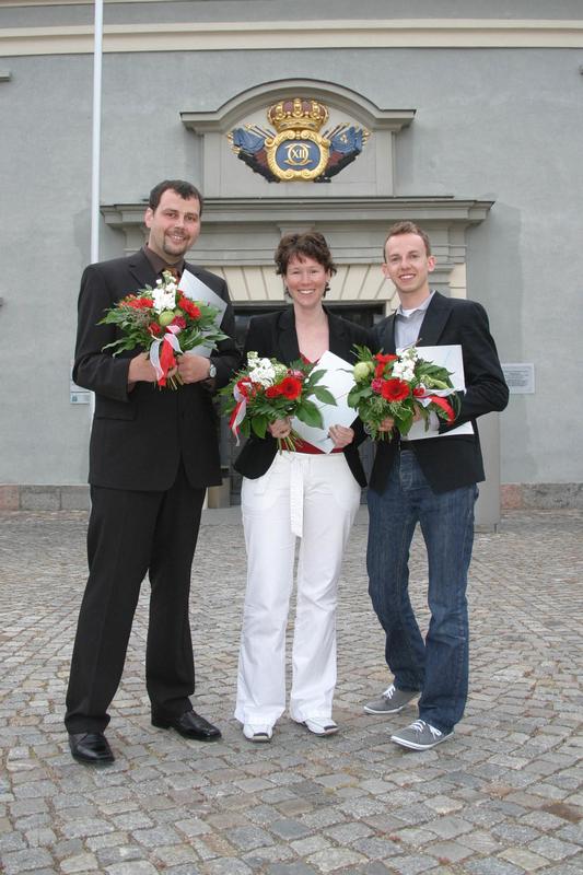 von links: Die Preisträger des Innovationspreises 2007: Heinrich Roters (Platz 2), Emmely Baumann (Platz 3) und Martin Emanuel Engel (Platz 1) vor dem Wismarer Zeughaus. 