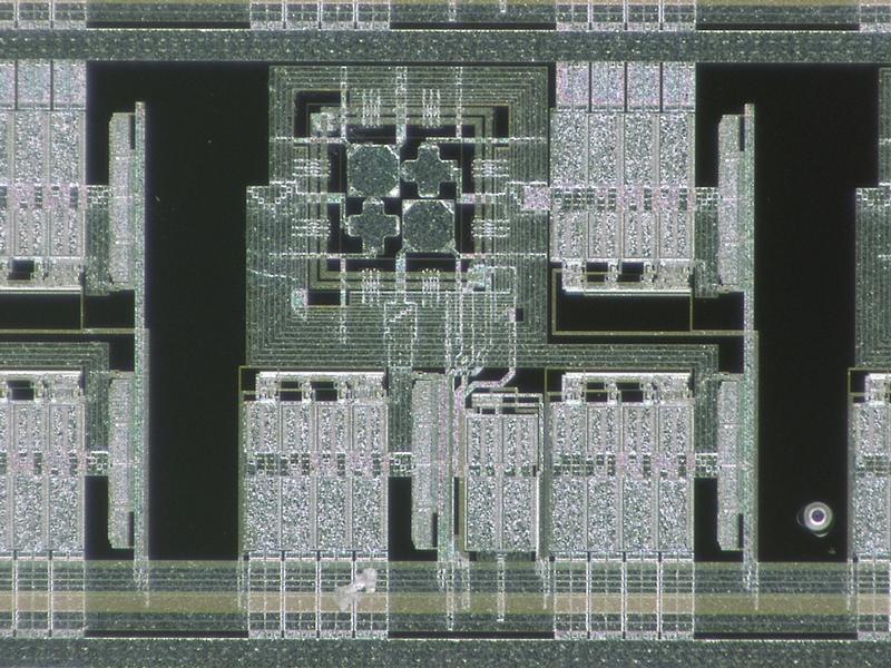 Der neuartige Magnetsensor erkennt erstmals winzige Schwankungen eines kleinen Magnetfeldes und lässt sich dabei auch von einem großen Magnet nicht beeinflussen.
