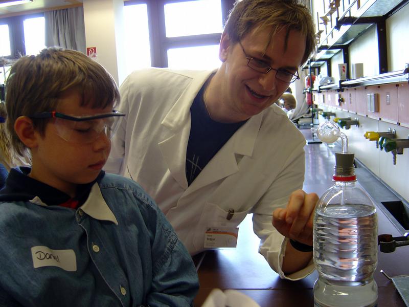 Chemiestudent Patrick Hitzer erklärt Daniel, wie aus CO2-Gas ein Feststoff wird.