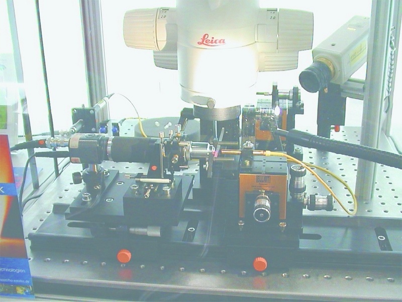 Das Gerät zur Herstellung von Mikrostrukturen auf Plexiglas-Chips mittels Excimer-Laser-Strahlung