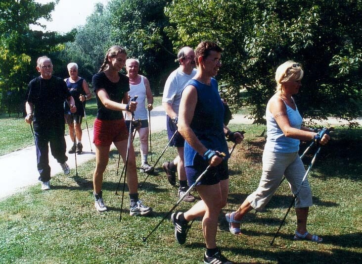 Northern Walking ist insbesondere für Ältere und Übergewichtige ein empfehlenswerter Wohlfühlsport.