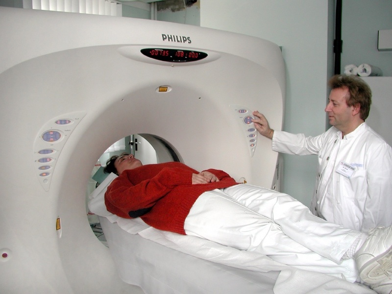 Oberarzt Dr. Hartmut Wnuck (48) bedient den neuen CT