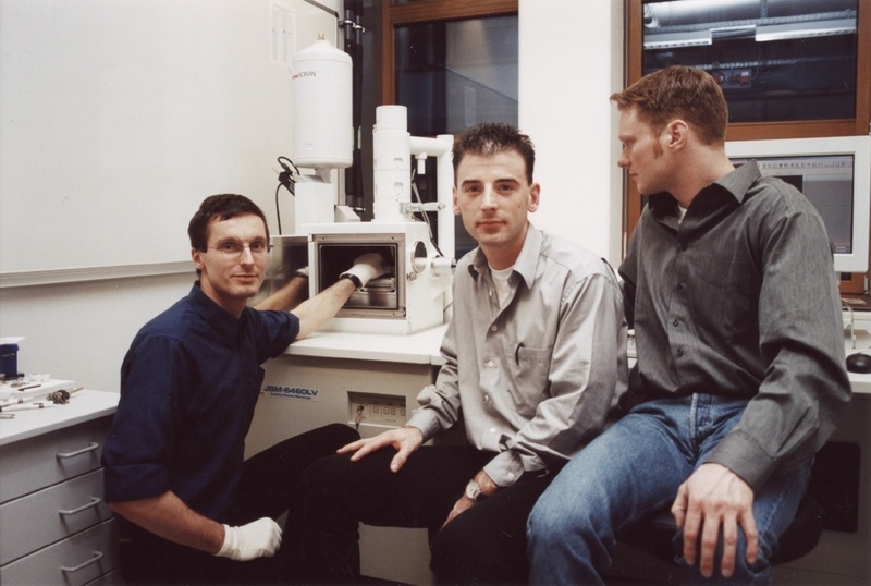 Die Gründer von "SMR-Materliatechnik" Holger Rautert (l.), Andreas Schultz (M.) und Jens Meyer (r.) nutzen die Geräte der Hochschule wie hier das Rasterelektronenmikroskop. Foto: FHG/SB, Abdruck honorarfrei
