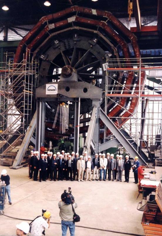 Foto eines Ringsegmentes des CMS-Magneten. Die Höhe der Struktur beträgt 16 m, das Gewicht 1.200 Tonnen