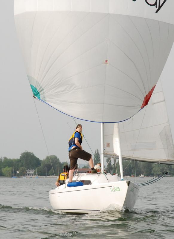 Leinen los für das Lehrprojekt Medienregatta: Studierende beim Segeltraining auf dem Ammersee.
