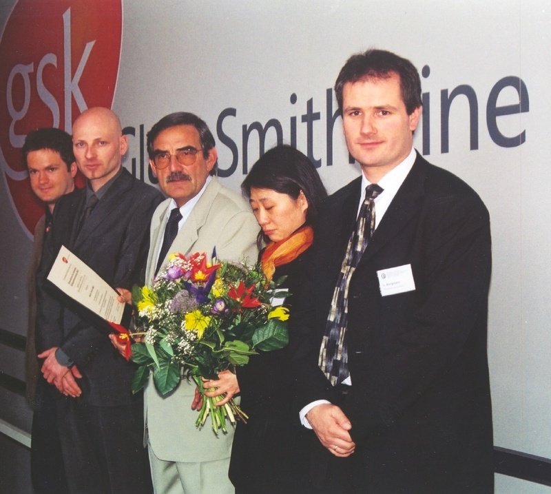 Laudator Prof Dr. Hermann Stefan (Bildmitte) von der Neurologischen Klinik der Universität Erlangen und Dr. Lars Bergmann (rechts), Senior Medical Advisor ZNS bei GlaxoSmithKline, überreichten während der 43. Jahrestagung der Deutschen Liga gegen Epi