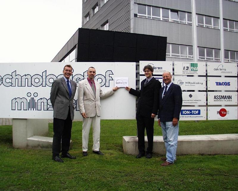 Sind mit ihrer Firma Infralytic GmbH neu im Technologiehof: Die Geschäftsführer Dr. Thomas Huth-Fehre und Dr. Holger Freitag (2. u. 3. v. l.). Mit ihnen freuen sich Professor Karl Cammann (rechts) und Dr. Frank Winter (links) vom ICB-Vorstand