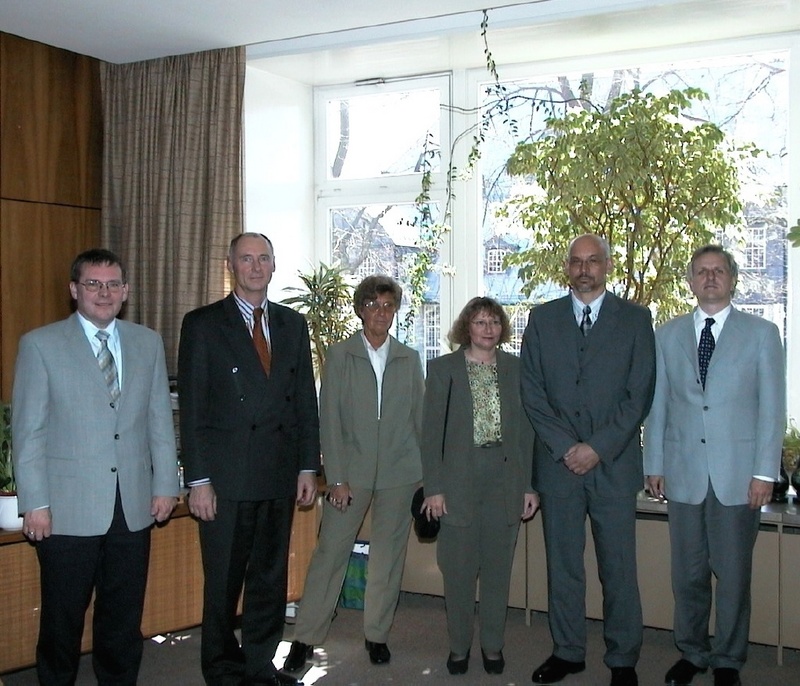 (v.l.n.r.) Prof. Dr.-Ing. Otto Carlowitz, Prof. Dr.-Ing. Hans-Peter Beck, Prof. Dr. Gudrun Schmidt, Frau Claußen, Prof. Dr.-Ing. Michael Claußen, Prof. Dr. Albrecht Wolter.