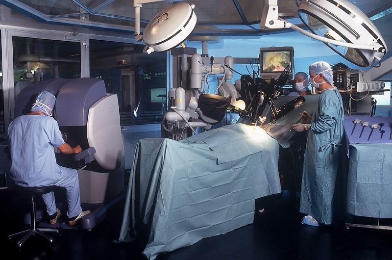 Der Chirurg bedient die Roboterarme an der Konsole (links) / Foto: Intuitive Surgical.
