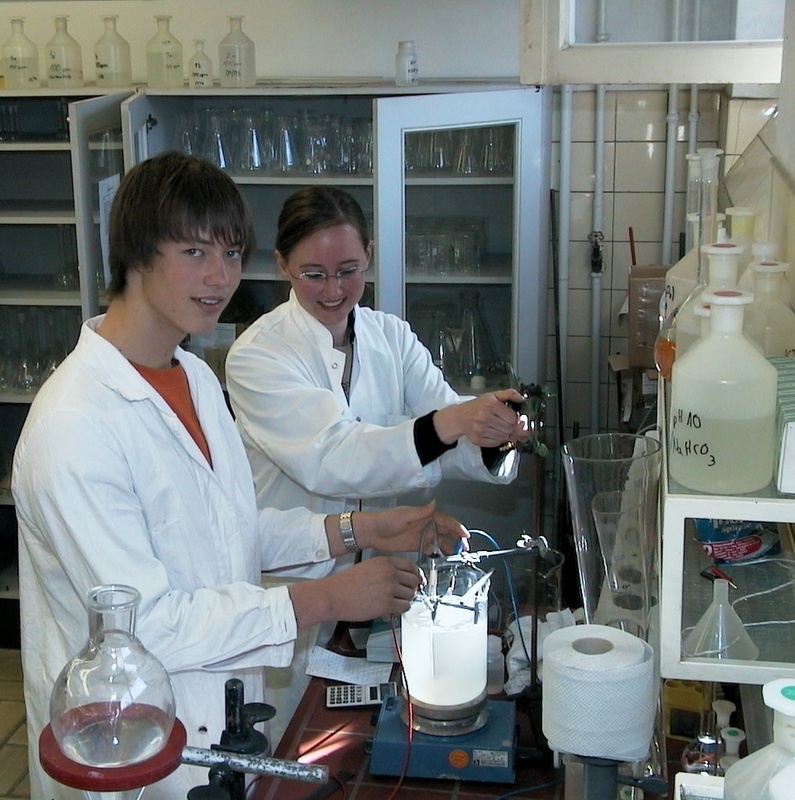 War eine Hilfe wie ein fortgeschrittener Student: Der 15-Jährige Florian Grüßing mit Dipl.-Ing. Catherina Eschetshuber im chemischen Labor des Instituts für Aufbereitung.