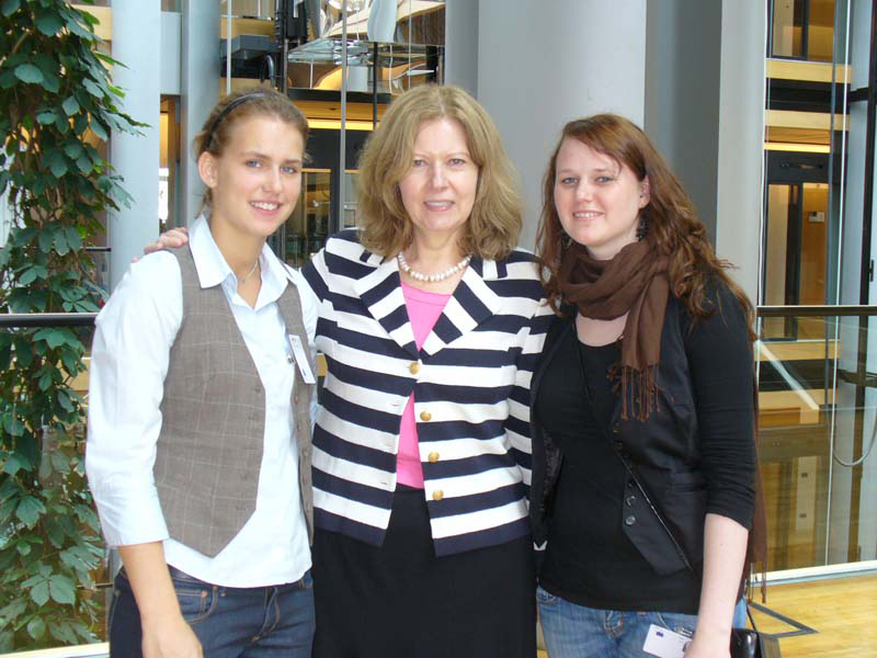 MEP Erika Mann mit den Gewinnerinnen Georgina Schneid und Cora Friebl, v.l.n.r.