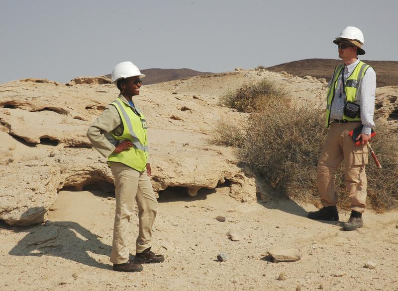MLU-Diplomand Roy Trittschack (r.) und Projektgeologin Angela Khoruxas vor einem Aufschluss der Mineralisation in der Namibwüste.