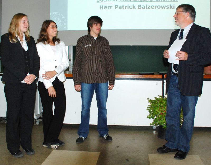 Dekan Prof. Dr. Wolfgang Schuhmann (rechts) verleiht die diesjährigen Specker-Stipendien