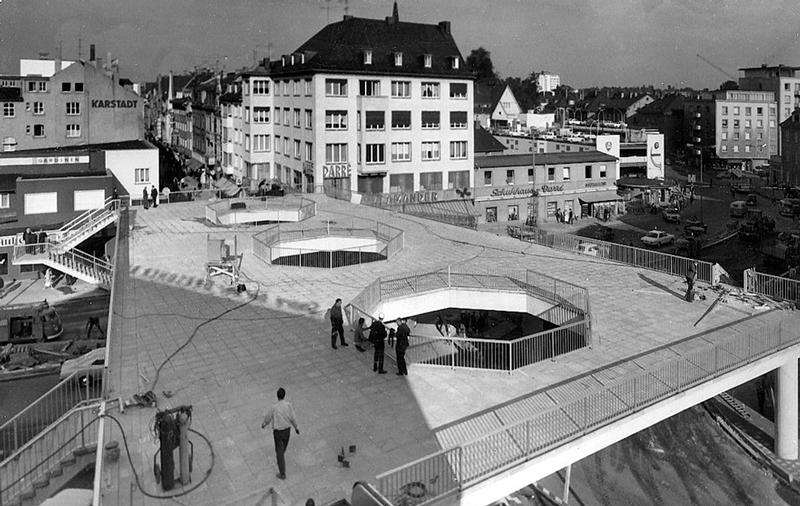 Die Fußgängerbrücke Selterstor - im Gießener Volksmund auch "Elefantenklo" oder "E-Klo" genannt - Ende der sechziger Jahre. Bild: Stadtarchiv Gießen