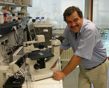 Die Arbeitsgruppe um Prof. Dr. Athanssios Giannis vom Institut für Organische Chemie der Universität Leipzig wurde jetzt in ein Programm der renommierten Human Frontier Science Program Organization aufgenommen.