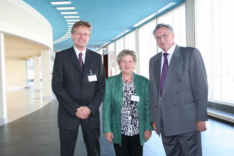 Prof. Scheel mit Brigitte Liske-Miels und seinem Nachfolger Dr. Martin Schneider-Ramelow