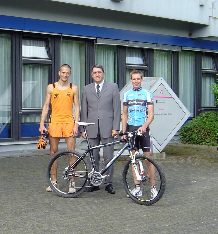 Prof. Dr. Manuchehr Parvizinia mit seinen beiden Leistungssportlern Jochen Coconcelli (re) und Daniel Hummel (li)