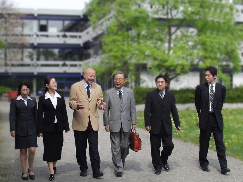 Der Rektor der Hochschule mit Prof. Hayase und seiner Gruppe beim Gang über den Campus