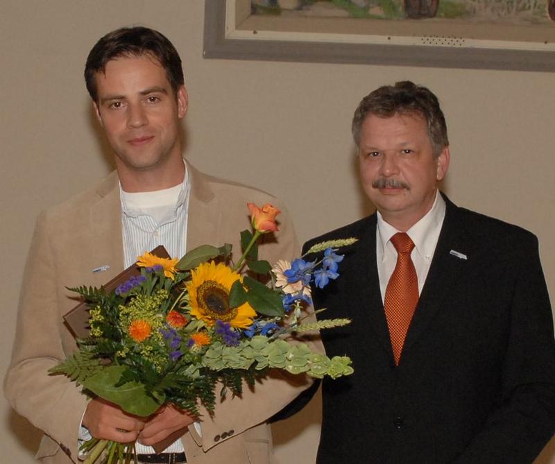 Prorektor Prof. Dr. Herbert Witte überreichte den Habilitationspreis 2008 der Universität Jena an PD Dr. Michael Decker (l.).
