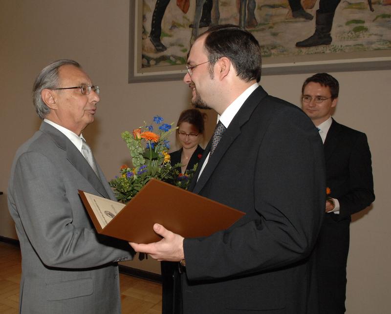 Dr. Horst Skoludek (l.) von der Freundesgesellschaft der Universität Jena gratuliert dem Promotionspreisträger Dr. Markus Mugrauer.
