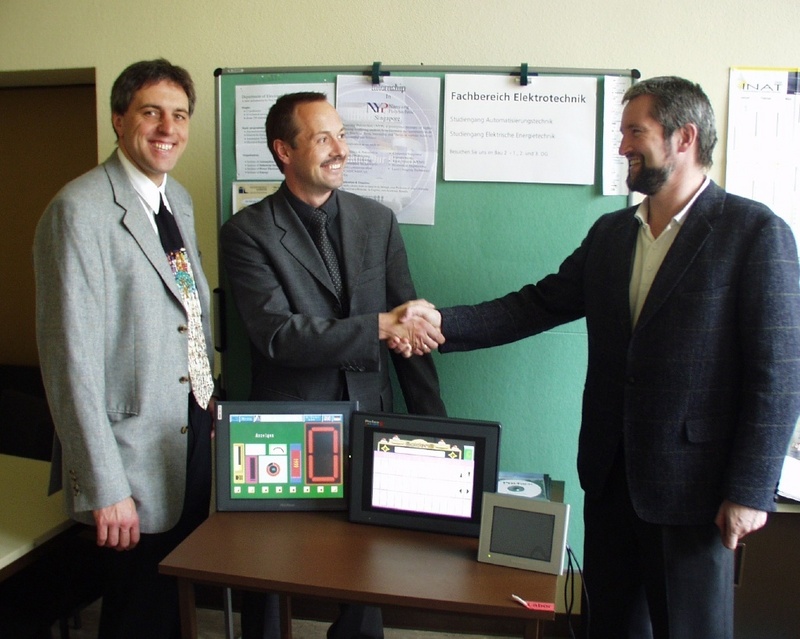 Übergabe des Geräts an den Dekan Prof.Dr.H.Merz (rechts)