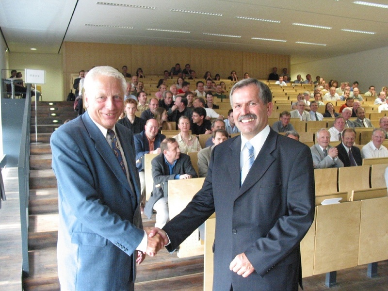 Der amtierende Rektor Prof. Dr. Günther Grünthal (l.) gratuliert seinem Nachfolger Prof. Dr. Klaus-Jürgen Matthes. Foto: TU Chemnitz/Alexander Friebel