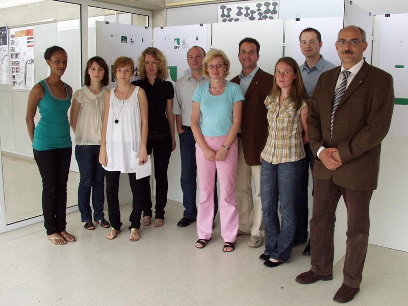 v.l.n.r.: Die Studierenden Winta Weldu, Helene Schendler (Siegerin), Hanne Drotlef und Marie-Theres Aumayr, weiter die Jury mit Prof. Henning Eichinger und Prof. Angela Maier (Hochschule Reutlingen), Prof. Dr. Dirk Wolff (Hochschule Rottenburg), Friedrich Gohde und Kristina Kalmbach (Studierende Hochschule Rottenburg), Prof. Dr. Bastian Kaiser (Rektor Hochschule Rottenburg)
