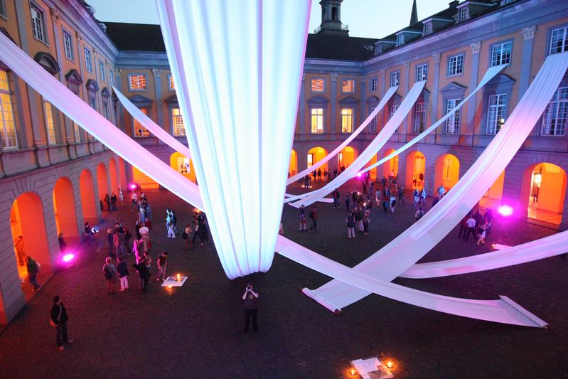 Licht- und Toninstallation im Arkadenhof der Universität.