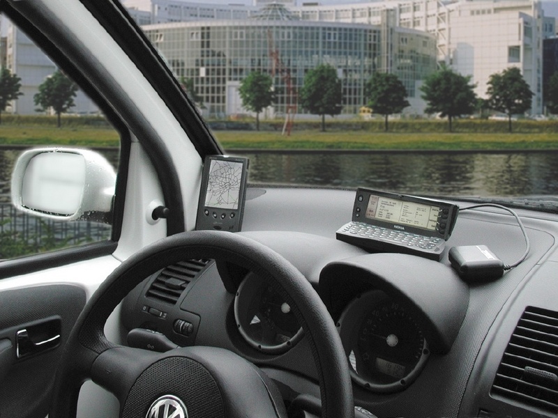 Das Display links zeigt dem Fahrer Alternativrouten an. Im Hintergrund, am anderen Ufer der Spree befindet sich das Produktionstechnische Zentrum, in dem das FCD-System entwickelt wurde. ©Fraunhofer IPK