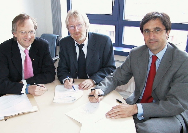 Unterzeichneten den Vertrag (von links): Hartmut Roth, Geschäftsführer des Arbeitgeberverbandes Bremerhaven, Prof. Dr. Josef Stockemer, Rektor der Hochschule Bremerhaven, und Dr. Peter W. Dill, Vorstandsvorsitzender des Arbeitgeberverbandes.