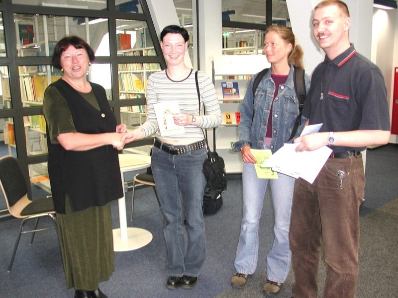 Mit je einem Bändchen Regionalliteratur begrüßte die Leiterin der Hochschulbibliothek der FH Lausitz, Dr. Gabriele Ahnis, die ersten Nutzer. Foto: Witzmann/ FHL