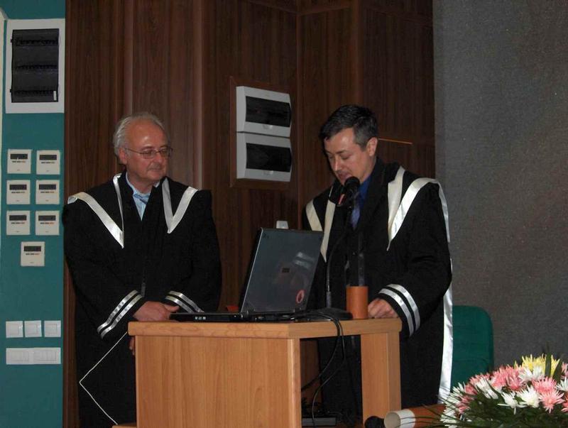 Prof. Christof Kessler (li.) bei der Übergabe der Ehrenpromotionsurkunde durch den Rektor Prof. Adrian Saftoiu.