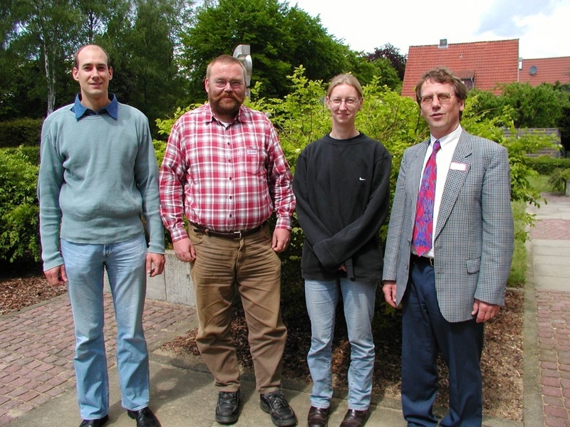 Der Vorsitzende der Deutschen Gruppe der World Rabbit Science Association WRSA, Prof. Dr. Werner Bessei (rechts), mit den Preisträgern Andre Zimmermann, Dr. Dieter Selzer und Daniela Schuh (von links)
