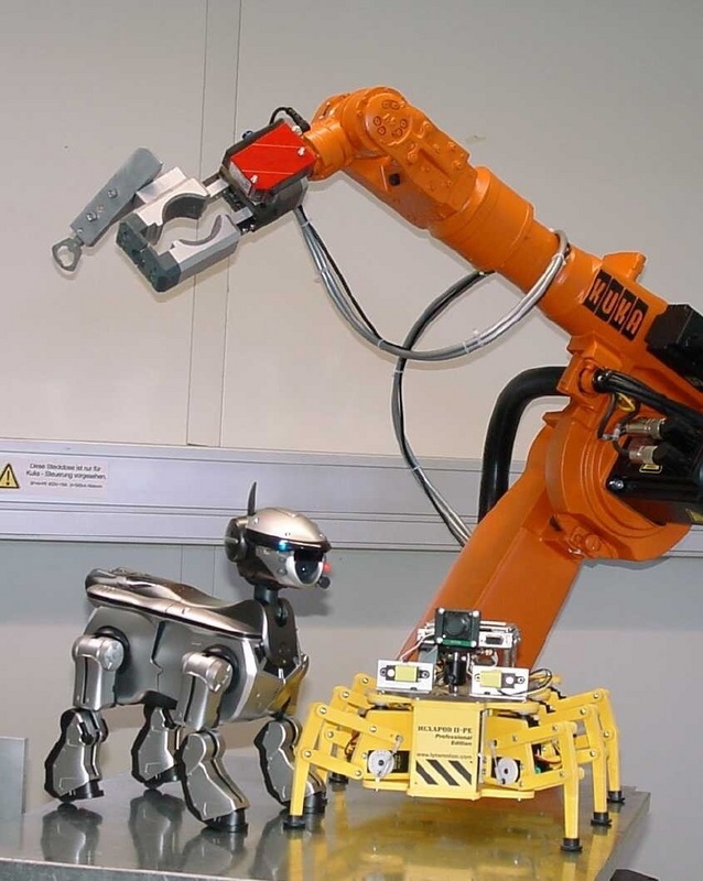 Industrieroboter und computergesteuerte Vier- und Sechsbeiner werden im Roboterlabor der Hochschule Reutlingen in Aktion zu sehen sein