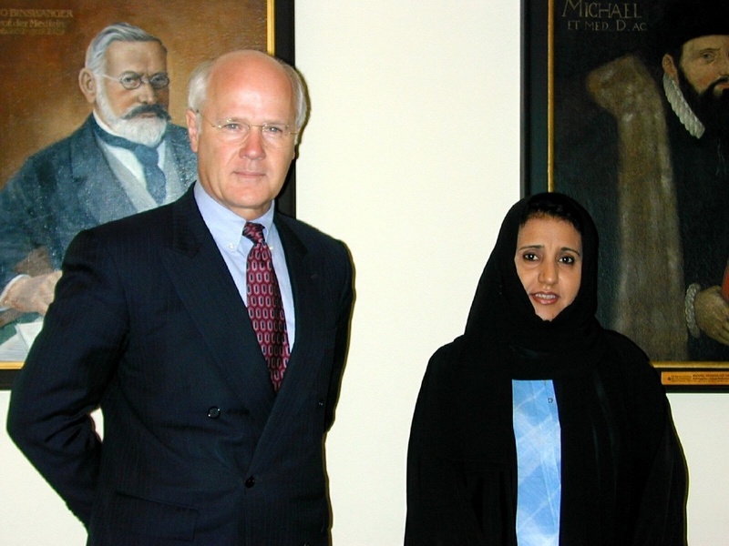 Jenas Uni-Rektor Prof. Dr. Karl-Ulrich Meyn und die Prorektorin für Forschung der Uni in Abu Dhabi Dr. Maitha Salem Al Shamsi. (Foto: Günther/FSU)
