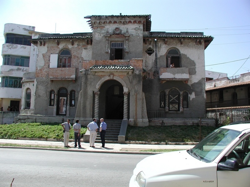 Sonne, Salz und Sprühwasser lassen auf Kuba die Fassaden bröckeln, auch an dem "Calzada" heißenden Vorlesungsgebäude des nationalen Wissenschaftsrates. Foto: FHG/WB, Abdruck honorarfrei
