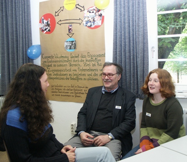 Projekt Corporate Volunteering: Prof. Dr. Klaus-Jürgen Ulrich mit den Studentinnen Sonja Bratherig (rechts) und Karen Müller-Thorwart