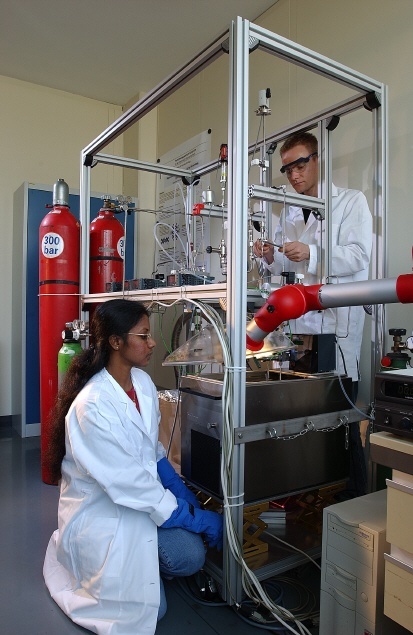 Laboranlage zur Untersuchung der Wasserstoff-Speicher-Eigenschaften von Nanopartikeln.