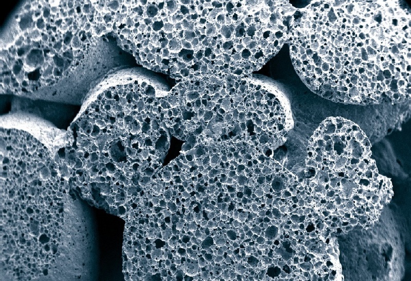 Im Mikroskopbild offenbart sich die Struktur des gesinterten Blähglases (Bildfeldbreite: 8 mm). ©Fraunhofer IBP