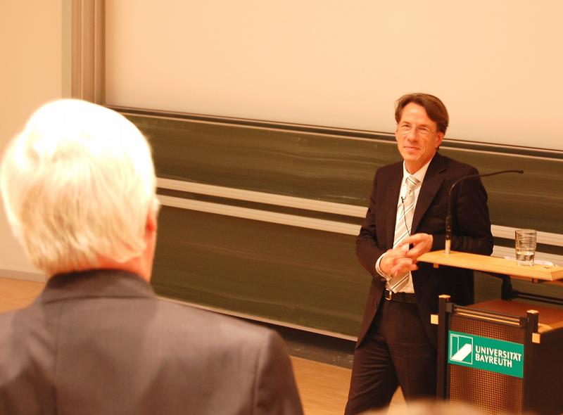 Er ist der designierte 4. Präsident der 7. bayerischen Landesuniversität:  Professor Dr. Rüdiger Bormann vor einer Woche bei der Informationsveranstaltung über die beiden Kandidaten