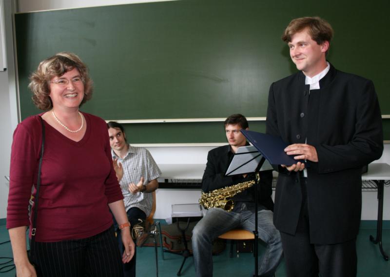 Prof. Dr. Annemarie Jost mit dem Träger des Diplompreises, Harald Kunz.