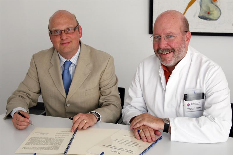 Pfarrer Dr. Dierk Starnitzke, Vorstandssprecher des Wittekindshofes, und Professor Dr. Dr. Diethelm Tschöpe, Direktor des Diabeteszentrums und stellvertretender ärztlicher Direktor des Herz- und Diabeteszentrums NRW, Bad Oeynhausen, unterzeichnen den Kooperationsvertrag.