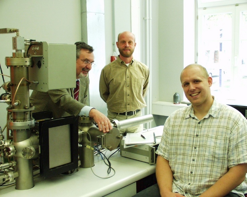 Freuen sich über die Gerätespende: Prof. Dr. Karl-Heinz Müller, Dr. Hubert Paulus und Marc Schülke (v.l.)