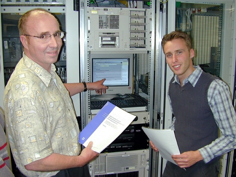 Michael Lörzer (l.) und Andreas Trappe aus der EDV-Abteilung der Jenaer Universitätsbibliothek, wo u. a. die digitale Variante der Zeitschrift betreut wird. (Foto: Günther/FSU)