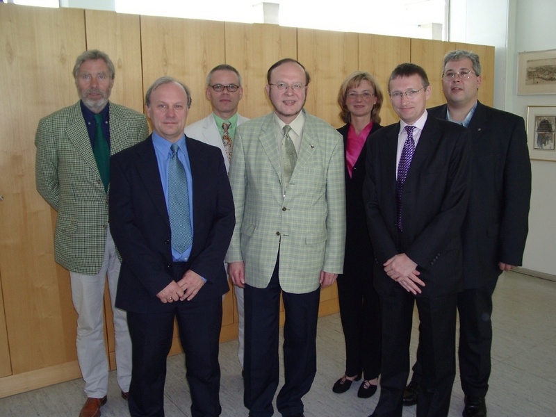 Prof. Dr. Zwilling, Jim Innerd, Prof. Dr. Strauß, Prof. Dr. Dr. Hering, Prof. Dr. Kinzler, Mike Easey und Pascal Cromm (vlnr).