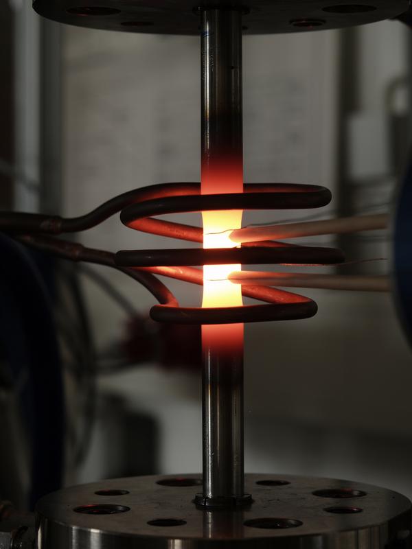 Ein Hochtemperaturwerkstoff wird im Labor geprüft. Dabei muss er Temperaturen bis 1000 Grad Celsius standhalten.