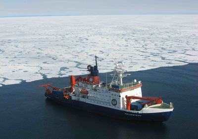 Polarstern am Eisrand vor Nordost-Grönland