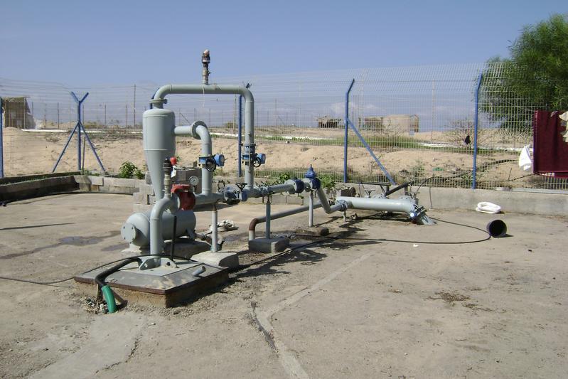 Einer der Grundwasserbrunnen im im Khan Younis Gebiet im Gazastreifen, der über das Monitoringprogramm im Rahmen eines gemeinsamen Forschungsprojektes der Universität Heidelberg und der Regierungsbehörden von Gaza betrieben wird. Die Wasserproben werden sowohl in Gaza als auch Heidelberg auf Anionen, Kationen, Schwermetalle und organische Schadstoffe untersucht.