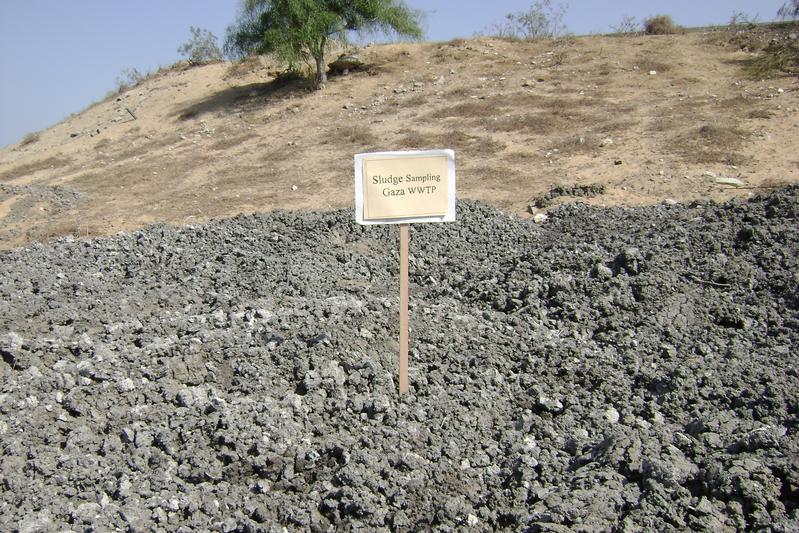 Getrockneter Klärschlamm aus einer Abwasserreinigungsanlage, Gaza, Mai 2007. Es gibt in Gaza keine Aufbereitungsanlagen für Klärschlamm. Deshalb wird er an der Sonne getrocknet und anschließend auf Reststoffhalden deponiert. Der Schlamm wird in den Laboren der Universität Heidelberg untersucht um zu prüfen, ob er in der Landwirtschaft wieder genutzt werden kann.