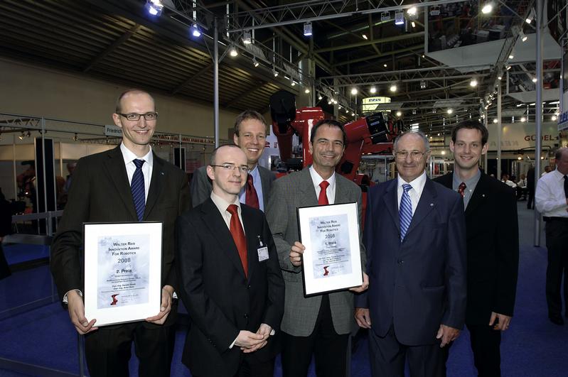 Walter Reis mit den Preisträgern im Bereich Industrie- und Service­robotik (v. l. n. r.: Arne Rost, Harald Staab, Martin Naumann, Dr. Johannes Wößner, Walter Reis und Thomas Ledermann)